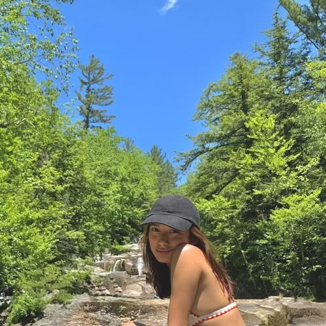 A girl in the middle of a river with a black hat and looking at the camera smiling, wearing a white bikini Photo In River Ideas, River Ig Pics, Pose Ideas Nature, River Pictures Ideas Summer, Cute River Pictures, River Inspo Pics, River Instagram Story, Aesthetic River Pictures, River Outfit Ideas