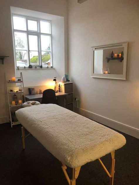 Massage Therapy Office Decor, Reflexology Room Ideas, Massage Room Set Up, Massage Therapist Aesthetic, Small Massage Room Ideas, Massage Room Colors, Home Massage Room, Massage Room Design, Massage Room Decor