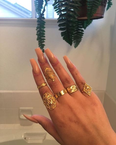 Xoxo Jewelry, Dope Jewelry Accessories, Jewelry Accessories Ideas, Dope Jewelry, Jewelry Fashion Trends, Classy Jewelry, Stacked Jewelry, Jewelry Lookbook, Fantasy Jewelry