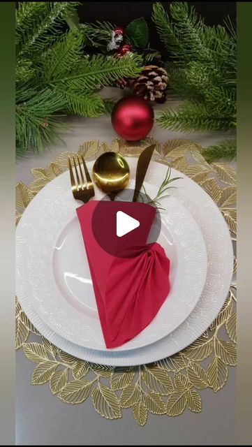 Christmas Table Napkins, Fold A Napkin, Fancy Napkin Folding, Paper Napkin Folding, Napkin Folding, How To Fold, Table Napkins, Christmas Table, Christmas Decor Diy