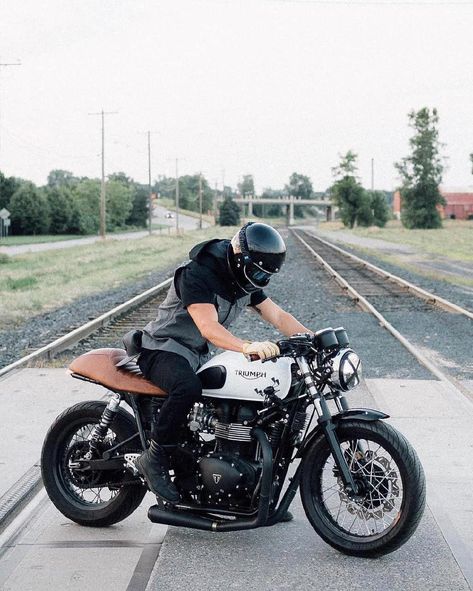 Triumph Bonneville Custom, Cb 750 Cafe Racer, Best Midsize Suv, Moto Triumph, Triumph Cafe Racer, Triumph Bikes, Мотоциклы Cafe Racers, Triumph Thruxton, Cafe Racer Style