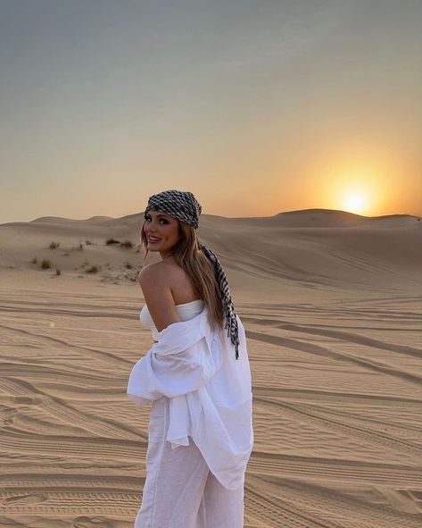 Marakesh Photo Ideas, Egypt Outfit Ideas, Sahara Outfit, Dessert Outfit Women, Marrakech Photoshoot, Abu Dhabi Outfits, Dubai Summer Outfits, Marrakesh Outfit, Jaisalmer Photography