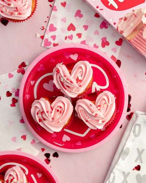 Heart Shaped Cupcakes, Shaped Cupcakes, Cupcakes San Valentin, Wilton 1m, Mini Bundt, Valentine Day Cupcakes, Heart Shaped Valentines, Heart Cupcakes, Holiday Cupcakes