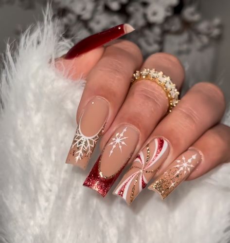 Cute Christmas Acrylic Nails Coffin, Cute Christmas Almond Nails, Detailed Christmas Nails, Christmas Nails With Gold, Glam Christmas Nails Acrylic, Christmas Nail Designs Gingerbread, New Years And Christmas Nails, Long Nail Christmas Design, Red And Gold Nails Christmas