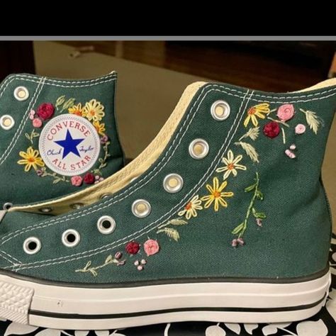 Green Embroidered Converse, Canvas Shoe Painting Ideas, Converse Embroidery Ideas, Embroidered Shoes Diy, Vans Verdes, Embroidery Sneakers, Converse Embroidery, Cute Converse Shoes, Embroidered Converse