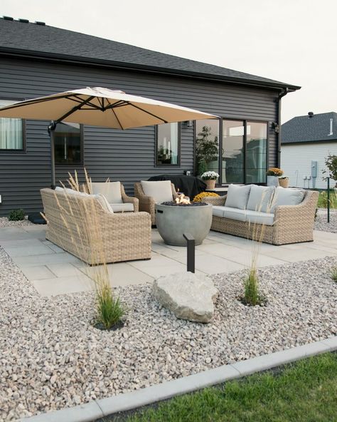 22 Gravel Patio Ideas to Copy | TheGrow Patio Ideas Small Backyard, Gravel Patio Ideas, Cottage Patio, Patio Images, Pea Gravel Patio, Farmhouse Patio, Rustic Patio, Gravel Patio, Cozy Patio