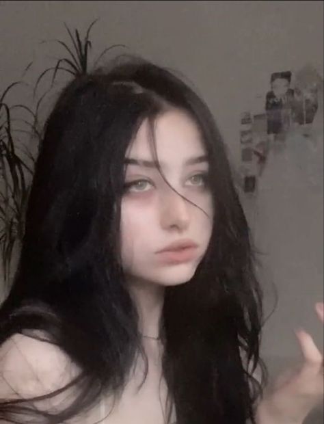 Black Hair Faceclaim, Pale Skin With Black Hair, Dark Hair Pale Skin Aesthetic, Pale Skin Black Hair Aesthetic, Long Black Hair Pale Skin, Sydney Sargent, Pale Girl With Black Hair, Pale Girls With Black Hair, Black Hair Pale Skin