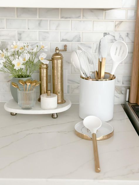 Gold White Kitchen Decor, Kitchen Gold Accessories, Gold Accents Kitchen Decor, Kitchen Utensils On Counter, Gold Home Aesthetic, White And Gold Home Aesthetic, Glam Kitchen Decor Apartment, Home Decor Ideas White And Gold, Gold Utensil Holder