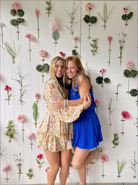 Photo Wall Bridal Shower Ideas, Backdrop Garden Party, Garden Party Picture Backdrop, Floral Backdrop Arch, Tea Party Bridal Shower Photo Backdrop, Flower Photo Background, Outside Decorations Party, Spring Photo Booth Ideas, Flower Back Drop Photoshoot