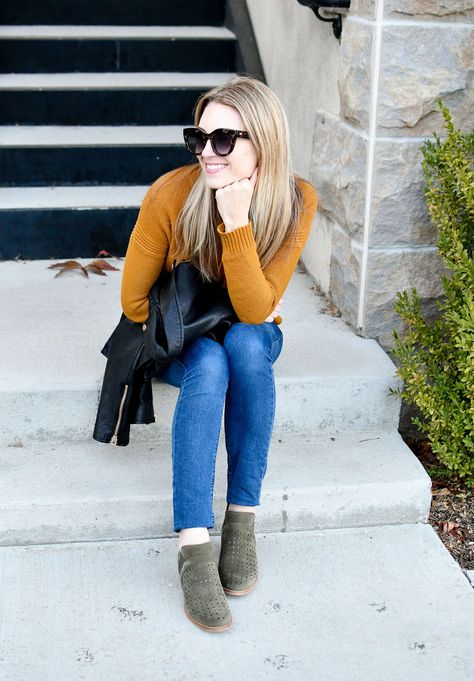 Outfits With Olive Green Boots, Olive Suede Boots Outfit, Olive Green Chelsea Boots Outfit, Olive Green Boots Outfit Fall Fashion, Green Boots Outfit Fall, Olive Green Boots Outfit Winter, Olive Green Ankle Boots Outfit, Green Boots Outfit Winter, Green Boot Outfit