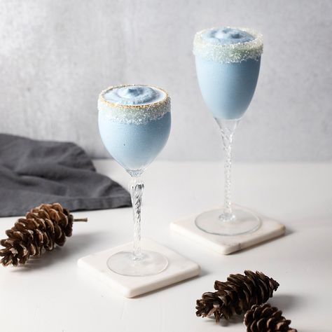 Jack Frost Cocktail Alcoholic Drinks Winter, Winter Wonderland Cocktail, Snowflake Food, Jack Frost Cocktail, Winter Vodka Cocktails, Holiday Dessert Drinks, Ice Cocktails, Spiked Hot Cocoa, Frozen Mango Margarita