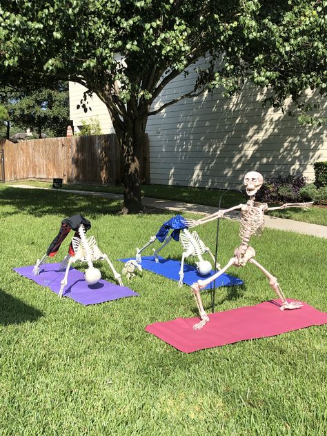 Halloween Front Lawn Ideas, Skeleton Poses Halloween Outdoor, Halloween Decor Outside Front Yards, Poseable Skeleton Ideas Outdoor, Life Size Skeleton Ideas, Outdoor Skeleton Ideas, Skeleton Ideas For Halloween, Funny Skeleton Poses Halloween, Funny Skeleton Pictures