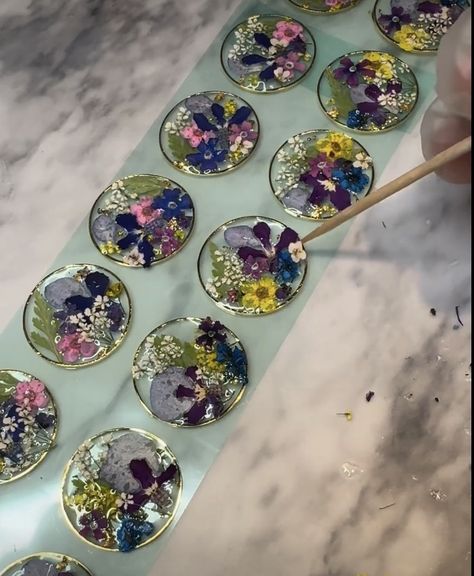 Diy Resin Flowers, How To Make Resin Jewelry, Flower Resin Jewelry, Mosaic Art Projects, Resin Jewelry Diy, Diy Jewelry Unique, Resin Jewelry Making, Epoxy Resin Crafts, Stone Wrapping