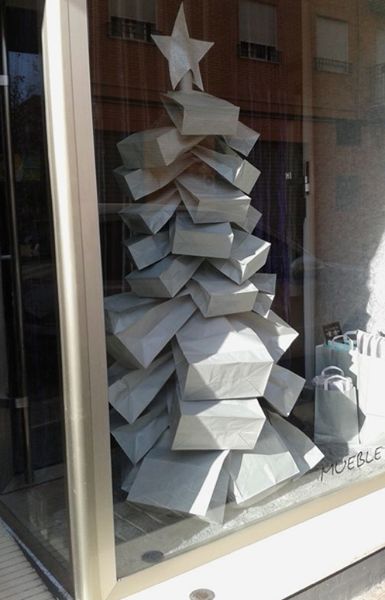 The #gift bag #Christmas tree display idea. Actually, I think these are simply brown kraft bags. Brill! Winter Window Display, Boutique Window Displays, Holiday Retail, Christmas Tree Pink, Christmas Shop Window, Holiday Window Display, Window Display Retail, Tree Display, Store Window Display