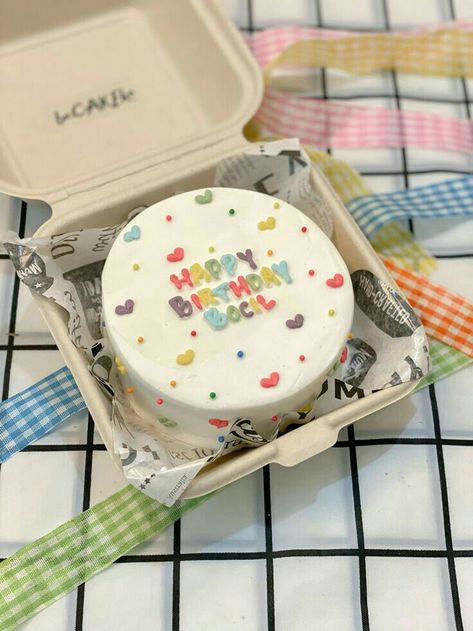 Cake Mini Korea, Birthday Cake Minimal Korea, Kue Tart Mini, Bento Cake Ideas For Birthday, Kue Bento Cake Aesthetic, Korean Bento Cake Aesthetic, Mini Korean Cake, Bento Cake Design Aesthetic, Bento Cake Design Ideas