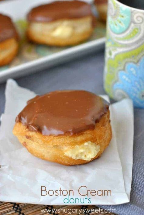 Boston Cream Donuts: easy, fast, delicious with Pillsbury Grands, pudding mix and chocolate ganache! Boston Cream Donut, Pillsbury Grands, Shugary Sweets, Boston Cream, Think Food, Vanilla Pudding, Donut Recipes, Yummy Sweets, Chocolate Ganache