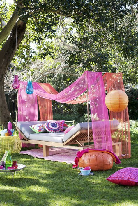 Girly Backyard, Pink Backyard, Vintage Kitchen Design, Easy Backyard, Home Decor Idea, Patio Makeover, Outdoor Furniture Cushions, Kitchen Design Ideas, Backyard Party