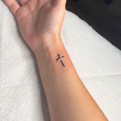 Small Hand Tattoos For Guys Ideas, Cross Hand Tattoo Men, Dainty Cross Tattoo, Little Cross Tattoos, Cross Tattoo Ideas, Cross Tattoo On Hand, Cross Tattoo On Wrist, Small Cross Tattoos, Simple Cross Tattoo