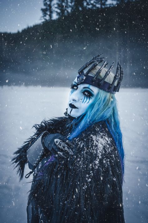 Skaði, Norse goddess of Winter. Photos by Vallerina Photography, Makeup by Shawn Morse FX © All rights reserved. #skadi #norsegoddess #winter #ice #queen Goddess Skadi, Goddess Sagittarius, Goddess Of Winter, Winter Goddess, Norse Goddess, Rpg Characters, Photography Makeup, Winter Photos, Oc Ideas