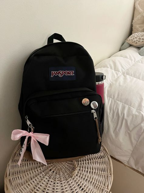 Back Packing Aesthetic, Black Backpack Aesthetic, Packing Aesthetic, Back Packing, Pretty Backpacks, Clear Backpacks, Backpack Aesthetic, High School Backpack, Aesthetic Backpack