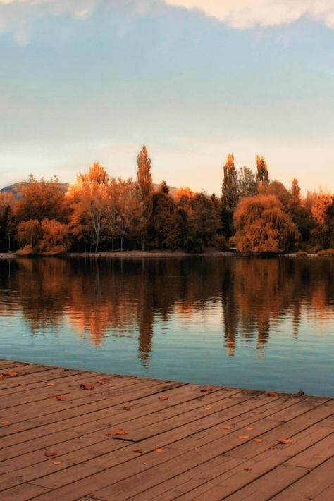 Fall Woods, Fall Lake Aesthetic, Lake In Autumn, Autumn By The Lake, Autumn Cabin Woods, Autumn Village Aesthetic, Nostalgia Aesthetic, Autumn Cozy, Autumn Aesthetic