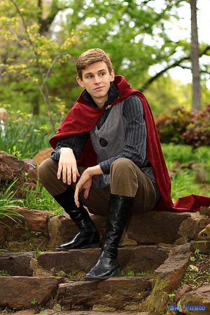 Disneysea Tokyo, Prince Phillip, Disney Cosplay, Medieval Clothing, Poses References, Amazing Cosplay, Disney Fan Art, Best Cosplay, Fantasy Fashion