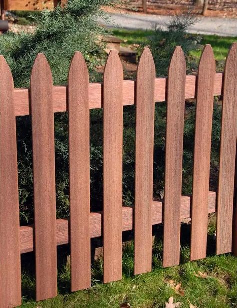 Wooden Picket Fence Ideas, Fence Design Wood, Picket Fence Garden, Fence Decorating Ideas, Picket Fence Ideas, Wood Picket Fence, Landscaping Along Fence, Wooden Fences, Modern Fence Design