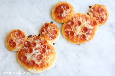 Mickey Mouse Pizza, Mini Mickey Mouse, Disney Treats, Mini Pizzas, Disney Snacks, Think Food, Snacks Für Party, Kids Recipes, Fun Kids Food