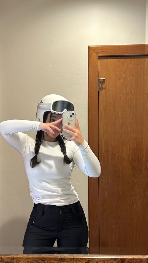 Mirror picture of ski outfit, black ski pants, white ski top, white ski helmet, white ski goggles, mirror ski goggles, chalet mirror picture Bariloche, Skiing Outfits Aesthetic, White Skiing Outfit, Ski Day Outfit, Snowboard Outfit Aesthetic, Ski Pics Instagram, Ski Photo Ideas Instagram, Black And White Ski Outfit, Skiing Selfie