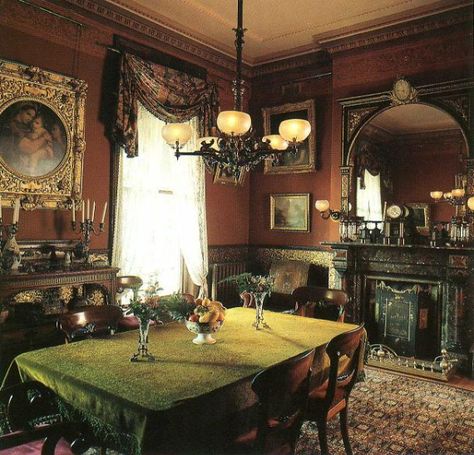 Decorating with Red Inspiration for a Beautiful Red Home Decor (22) Romani Kitchen, Napping Nook, Victorian Dining Room, Old Dining Room, Kitchen Victorian, Victorian Rooms, Old House Interior, Victorian Parlor, Victorian Home Interior