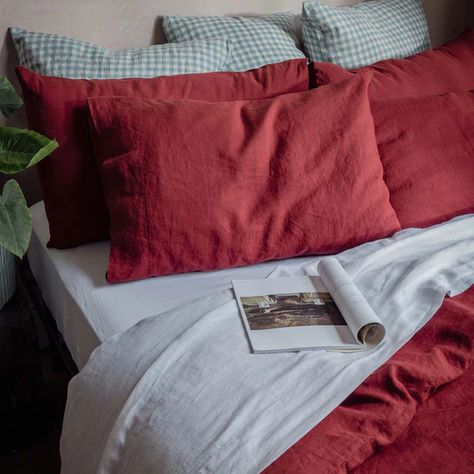 bedding color combo inspo linen bedding linen sheets bedroom decor Mismatch Bedding, Hygge Winter, Bed Inspo, Piglet In Bed, Bed Measurements, Beds Uk, Summer Room, Wool Mattress, Red Bedding