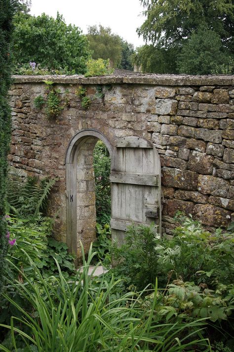 Old Garden Gates, Snowshill Manor, Stone Walls Garden, Garden Gates And Fencing, Stone Fence, Lilac Bushes, A Secret Garden, Garden Entrance, Secret Gardens