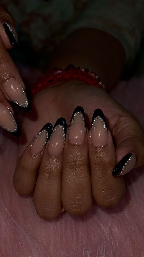 Black Theme Nails Acrylic, Nails Inspiration Black And Silver, Black Tips With Silver Line, Black Nails With Design Ideas Almond, Black And Silver Nails French Tip, December Birthday Nails Almond, Gel French Tip Nails Oval, Dip Nail Ideas Black, Simple Black Nails Designs