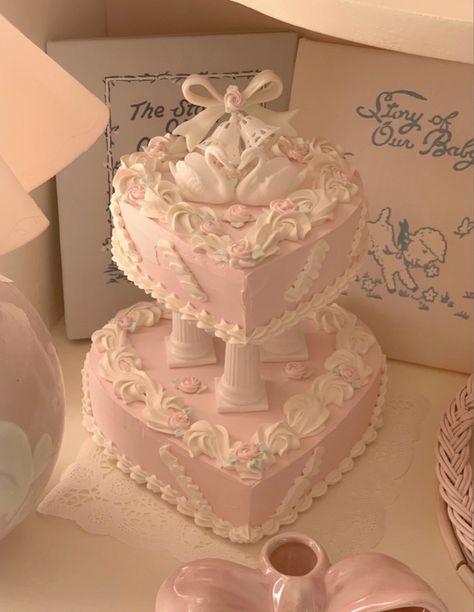 Swan Cake, Quince Cake, Vintage Birthday Cakes, Cupcakes Decorados, Pretty Dessert, Cute Baking, Pretty Birthday Cakes, Heart Cake, Cute Birthday Cakes