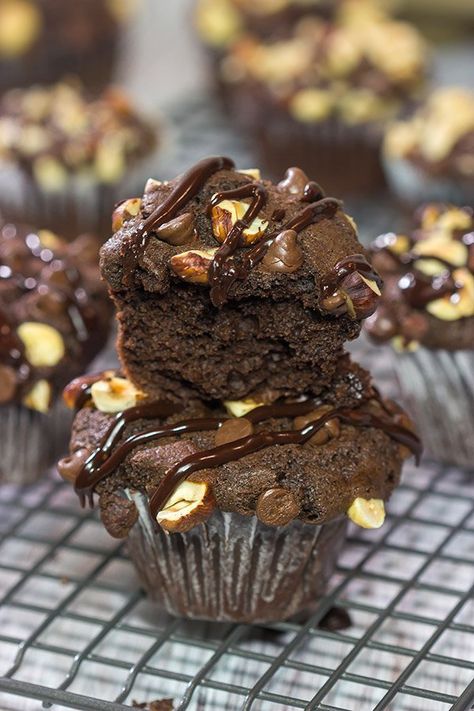 Chocolate Hazelnut Muffins | Who says breakfast has to be borning? Hazelnut Muffins, Hazelnut Coffee, Hazelnut Spread, Yummy Comfort Food, Entertaining Recipes, Chocolate Muffins, Red Food, Chocolate Hazelnut, Chocolate Cupcakes