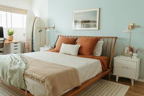 Midcentury Surf Bedroom Transformation — Wild Zephyr Co Modern Surf Style, Post Modern Beach House, Coastal Retro Decor, Mid Century Modern Beach House Bedroom, Coastal Bohemian Bedroom, Retro Beach House Bedroom, California Inspired Bedroom, Pnw Coastal Homes, Coastal Desert Decor