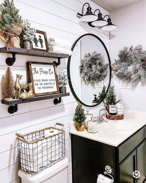 80 Farmhouse Christmas Home Decor Ideas for Every Room » Lady Decluttered Christmas Home Decor Ideas, Christmas Boho, Bathroom Decor Ideas Themes, Christmas Bathroom Decor, House Aesthetic, Christmas Bathroom, Bathroom Decor Ideas Colors, Christmas Room Decor, Farmhouse Bathroom Decor