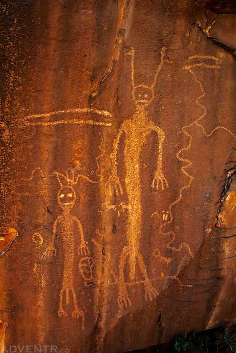 Petroglyphs Art, Alien Theories, Ancient Gods, Cave Drawings, Ancient Astronaut, Prehistoric Art, Aliens And Ufos, Mystery Of History, Cave Paintings