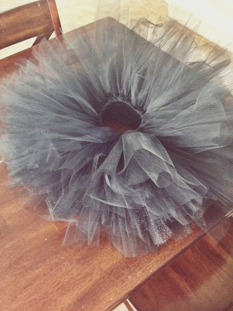 This is a very fun project to work on. It is a bit time consuming but it turnes out great. The tuel can be what ever color you chose and you can make it as long or short as you like. The instructions are very plane and simple the Diy Toddler Tutu, Diy Tutus, Kid Dress, Skirt Diy, Diy Tutu, Toddler Tutu, Diy Toddler, Diy Skirt, Baby Tutu