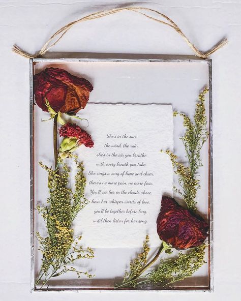 Pressed Flower Memorial Frame, Handmade Memorial Gifts, Pressed Flower Memorial Art, Memorial Flowers Keepsake, Resin Memorial Ideas With Flowers, Resin Preserved Flowers, Resin Memorial Ideas, Memorial Crafts, Diy Resin Flowers