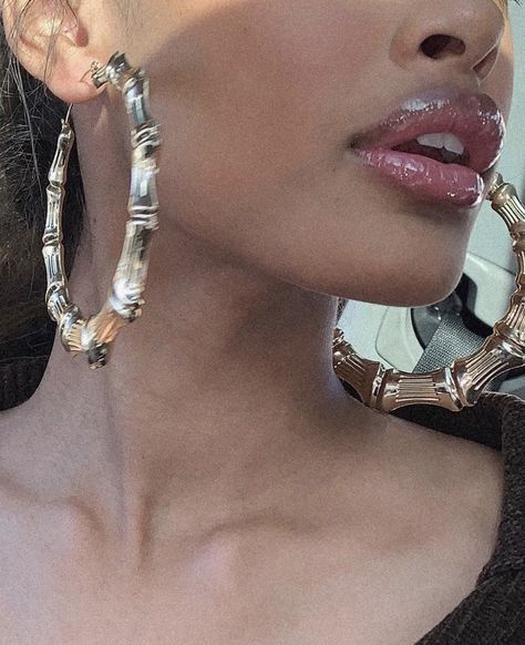 Big Hoops Aesthetic, Big Hoop Earrings Aesthetic, Gold Hoops Aesthetic, Gold Hoop Earrings Aesthetic, Big Hoops Earrings, Big Gold Hoop Earrings, Hoop Earrings Aesthetic, Hoop Earring Outfit, Y2k Earrings