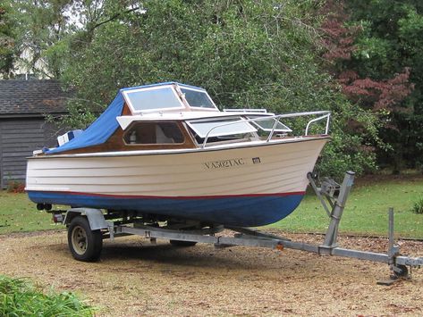 Cabin Cruisers For Sale, Small Boats For Sale, Classic Boats For Sale, Cuddy Cabin Boat, Cabin Cruiser Boat, Tuna Boat, Boat Hoist, Wooden Boats For Sale, Power Boats For Sale