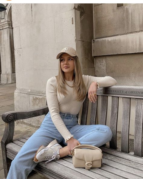 Yankees Hat Outfit Aesthetic, Beige Ny Hat, Yankees Hat Beige, Fall Outfits With Hats Baseball Caps, Khaki Cap Outfit Women, Beige Cap Outfits For Women, Tan Cap Outfit, Beige Yankees Cap Outfit, Yankees Cap Women Outfit