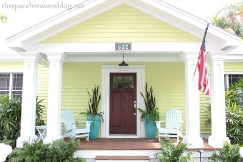 Key West house tour - Caroline St Key West House Colors, Beachy Bungalow, Funky Cottage, Key West Colors, Key West Decor, Conch House, Key West House, Beach House Colors, Keys House