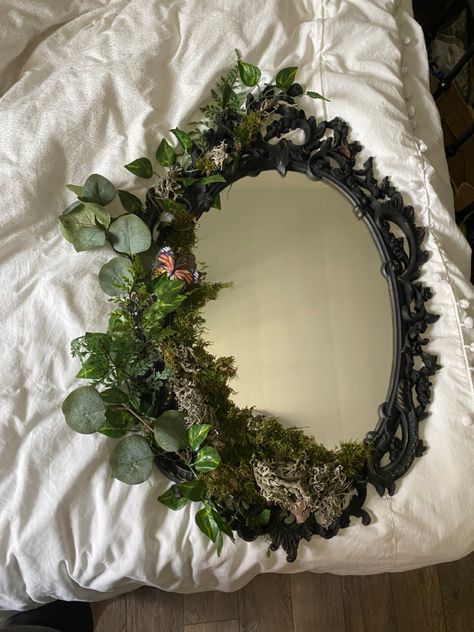 Painting Flowers On Mirrors, Mirror With Leaves, Decorate Mirror Frame Diy Ideas, Cute Diy Mirror Ideas, Dollar Tree Frame Ideas, Moon Diy Decor, Refurbished Mirror Ideas, Flower Wall Room, Earthy Mirror