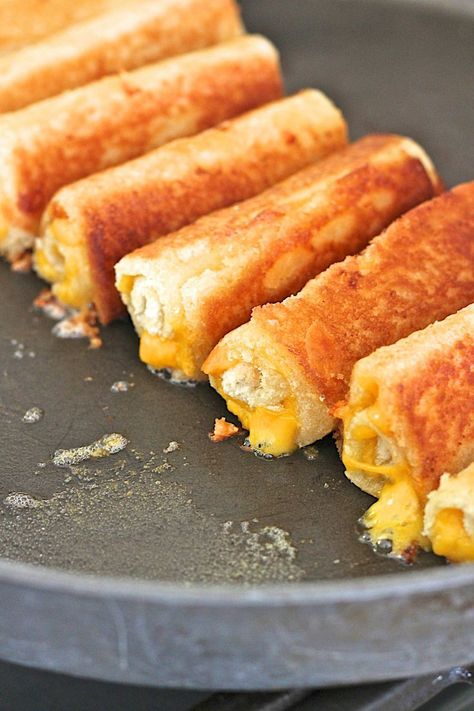 Rolled Grilled Cheese Sandwich, Grilled Cheese Rollups, Crescent Roll Grilled Cheese, Grilled Cheese Roll Ups Air Fryer, Cheesy Roll Ups, Bread Roll Ups, Grilled Cheese Roll Ups, Grilled Cheese Recipes Easy, Cheese Rolls Recipe