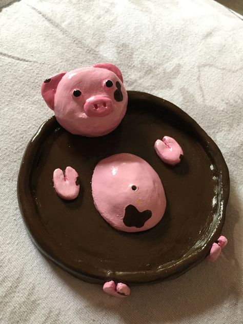 Clay Inspo Aesthetic Easy, Clay Bowl Ideas Aesthetic, Clay Plates Ideas, Pig Clay Art, Clay Bowls Ideas, Pig Clay Sculpture, Handmade Ashtray Clay, Clay Plate Ideas, Funny Clay Ideas