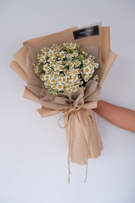 Diy Daisy Bouquet, Aster Flower Bouquet, Aster Bouquet, Chamomile Bouquet, Matricaria Flower, Fleurs Diy, Flower Bouquet Diy, Daisy Bouquet, Flower Box Gift