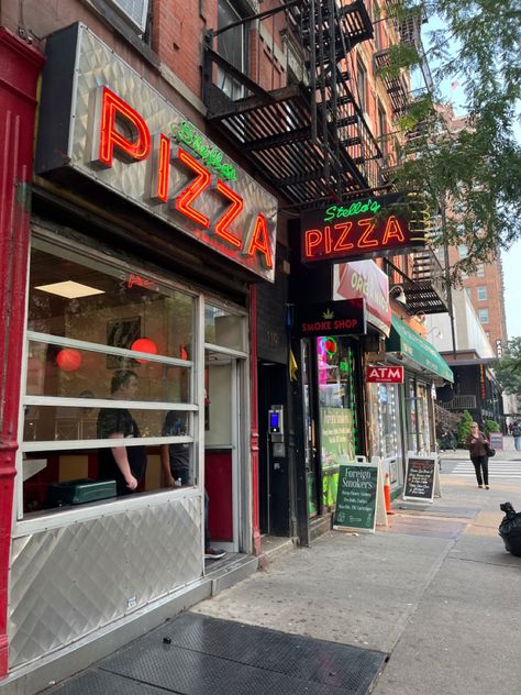 #pizza #pizzeria #newyorkslice #newyorkcity #nyc Old Pizza Shop, New York Pizza Shop, Pizza Shop Aesthetic, Pizzeria Aesthetic, Nyc Cafes, Pizzeria New York, New York Pizzeria, Nyc Pizza, Pizza Store