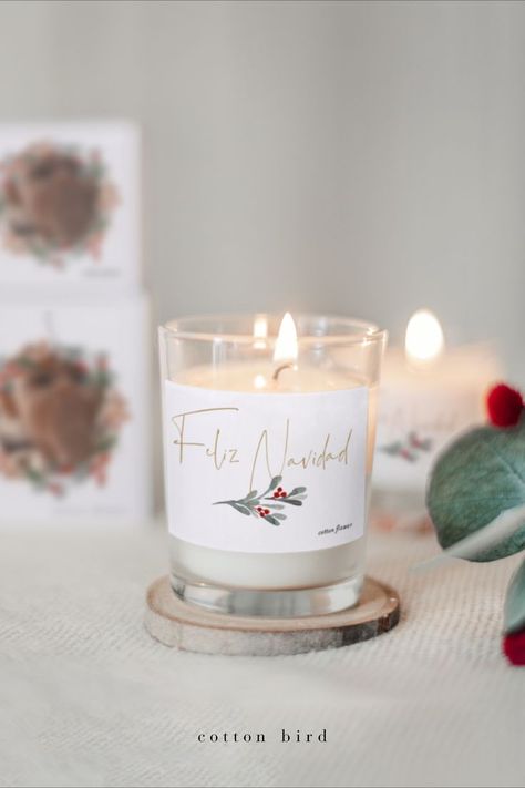 La vela vaso personalizable Redondo es el detalle perfecto para regalar en esta navidad, con sus detalles con tiernas ramas y pequeñas frutas, personaliza la etiqueta en su exterior en nuestro sitio web con el mensaje que más desees Candle Jars, Candles, Exterior